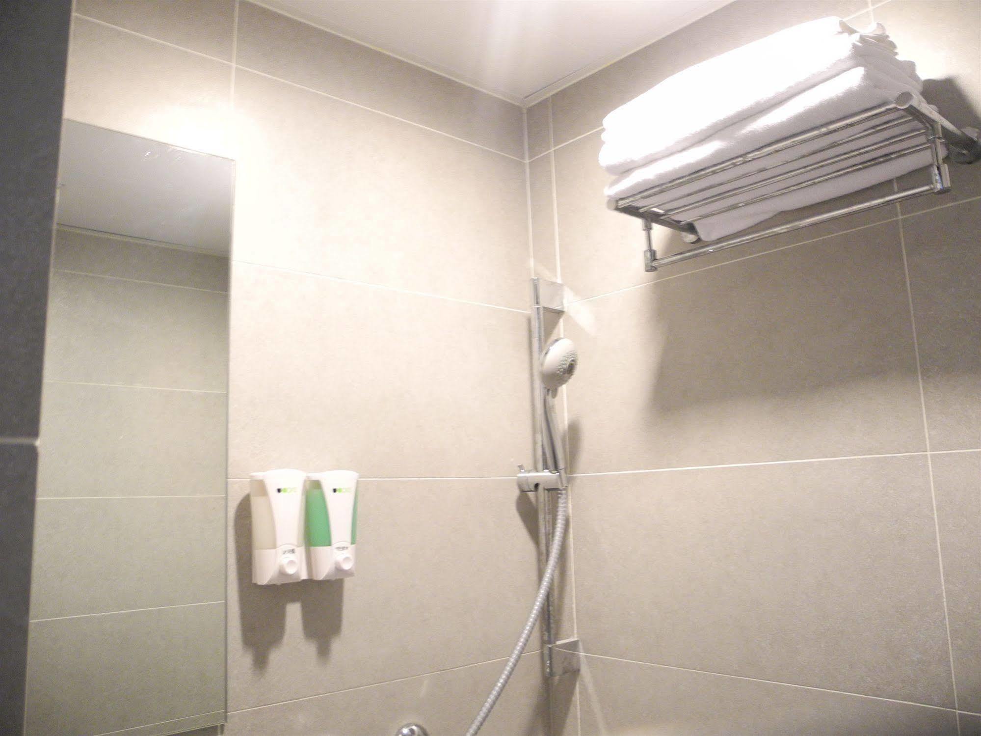 Kowloon Mongkok 1812 Guest House Hong Kong Esterno foto